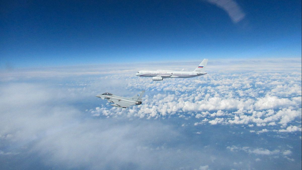 Britové startovali k ruskému letounu a dvěma stíhačkám v prostoru kontrolovaném NATO